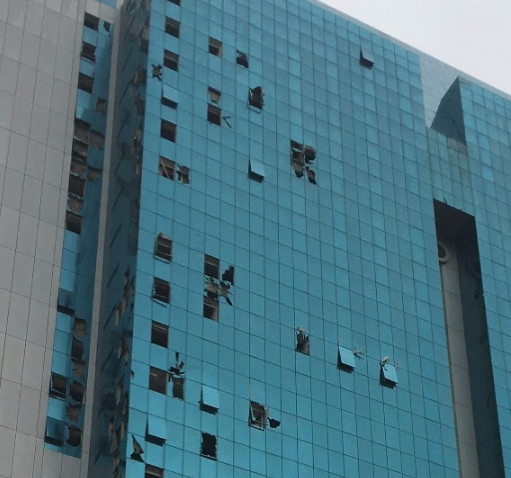 臺風來襲時、玻璃幕墻能扛得住么！