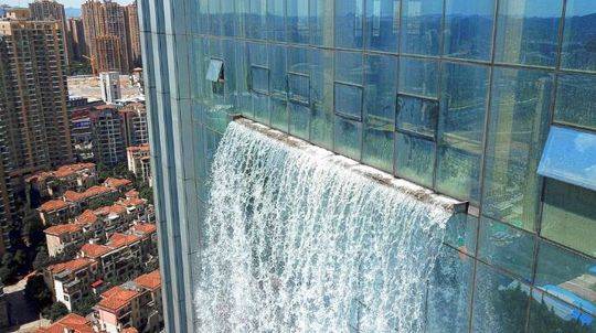 中東幕墻追尋科技改變-寫字樓玻璃幕墻工程驚現人造瀑布