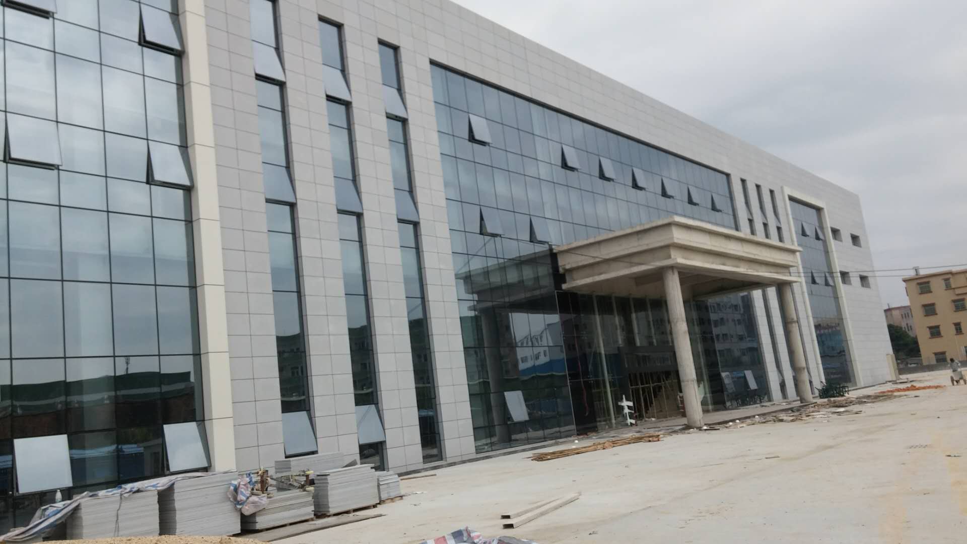 如何計算拆玻璃幕墻多少錢一平方的費用，可詢問【中東幕墻】